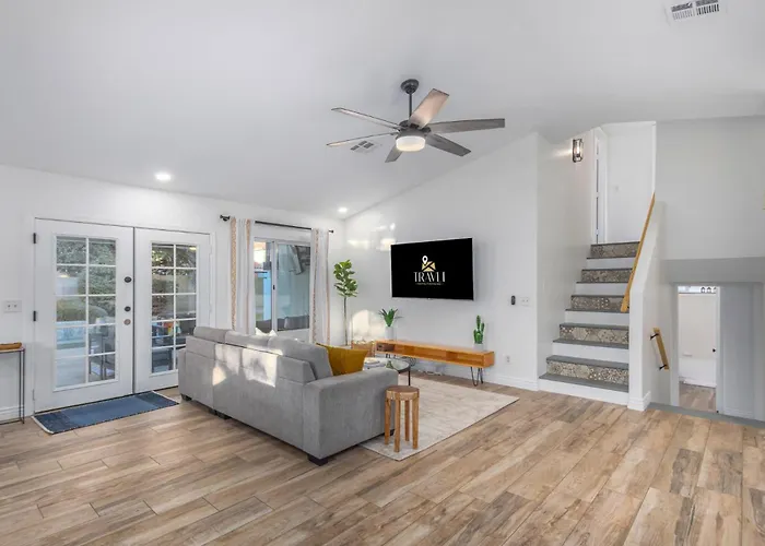 Holiday home Modern Oasis With Free Heated Pool Mesa