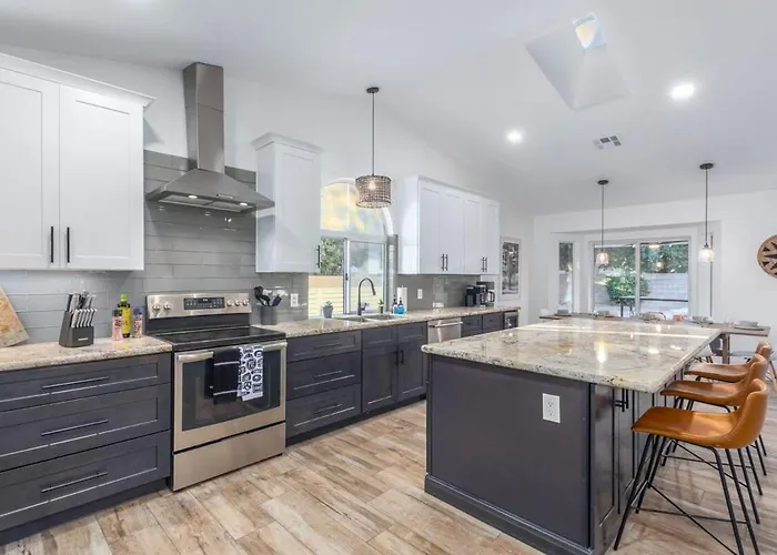 Modern Oasis With Free Heated Pool Mesa