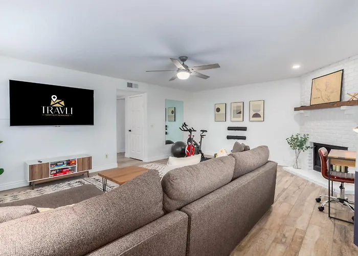 Modern Oasis With Free Heated Pool Holiday home