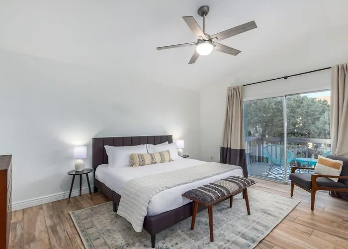 Modern Oasis With Free Heated Pool *