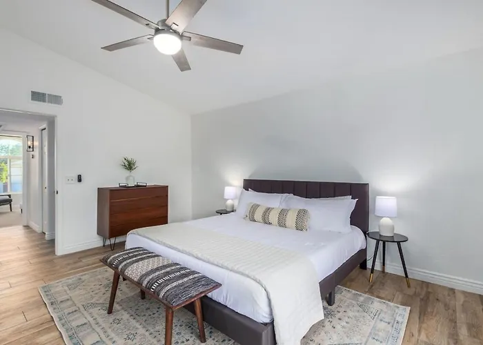 Modern Oasis With Free Heated Pool Holiday home Mesa