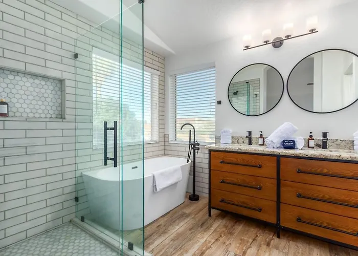 Modern Oasis With Free Heated Pool Holiday home *