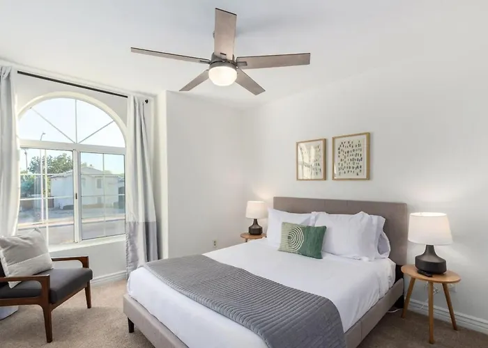 Modern Oasis With Free Heated Pool Holiday home *