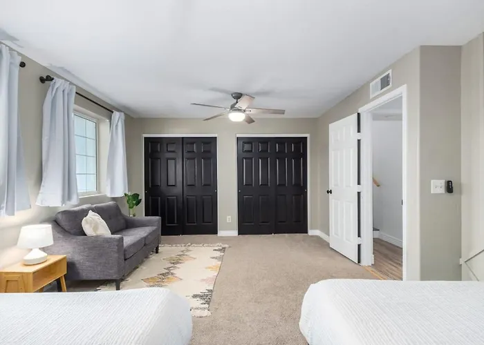 Modern Oasis With Free Heated Pool Holiday home Mesa