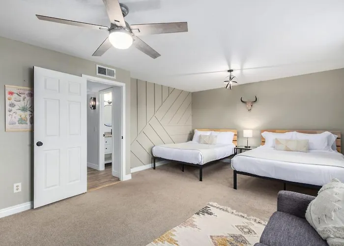 Holiday home Modern Oasis With Free Heated Pool Mesa