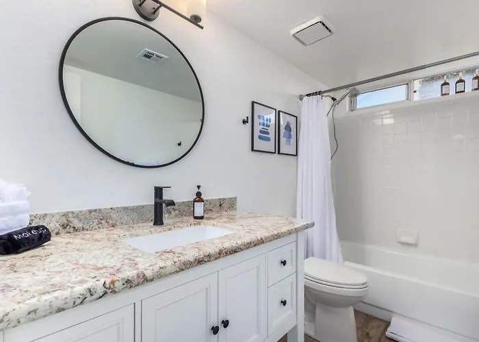 Modern Oasis With Free Heated Pool Mesa