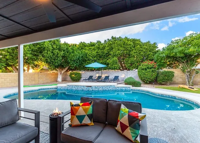 Modern Oasis With Free Heated Pool Holiday home