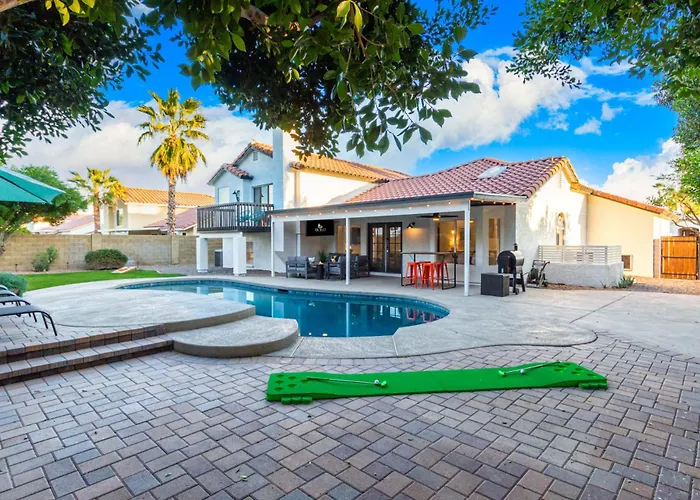 Modern Oasis With Free Heated Pool Holiday home Mesa