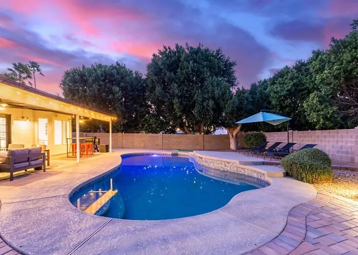 Modern Oasis With Free Heated Pool Holiday home